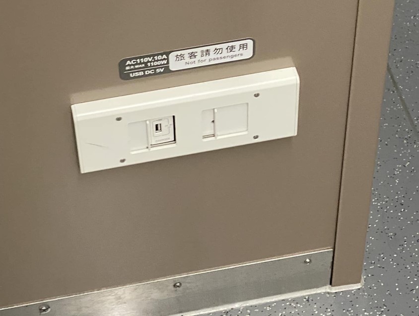 台鐵新購區間車車廂內的充電插座，為何不讓旅客使用呢? - 電腦王阿達